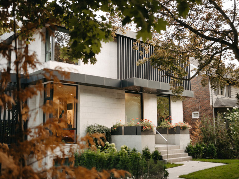 Villa with aluminum door and window